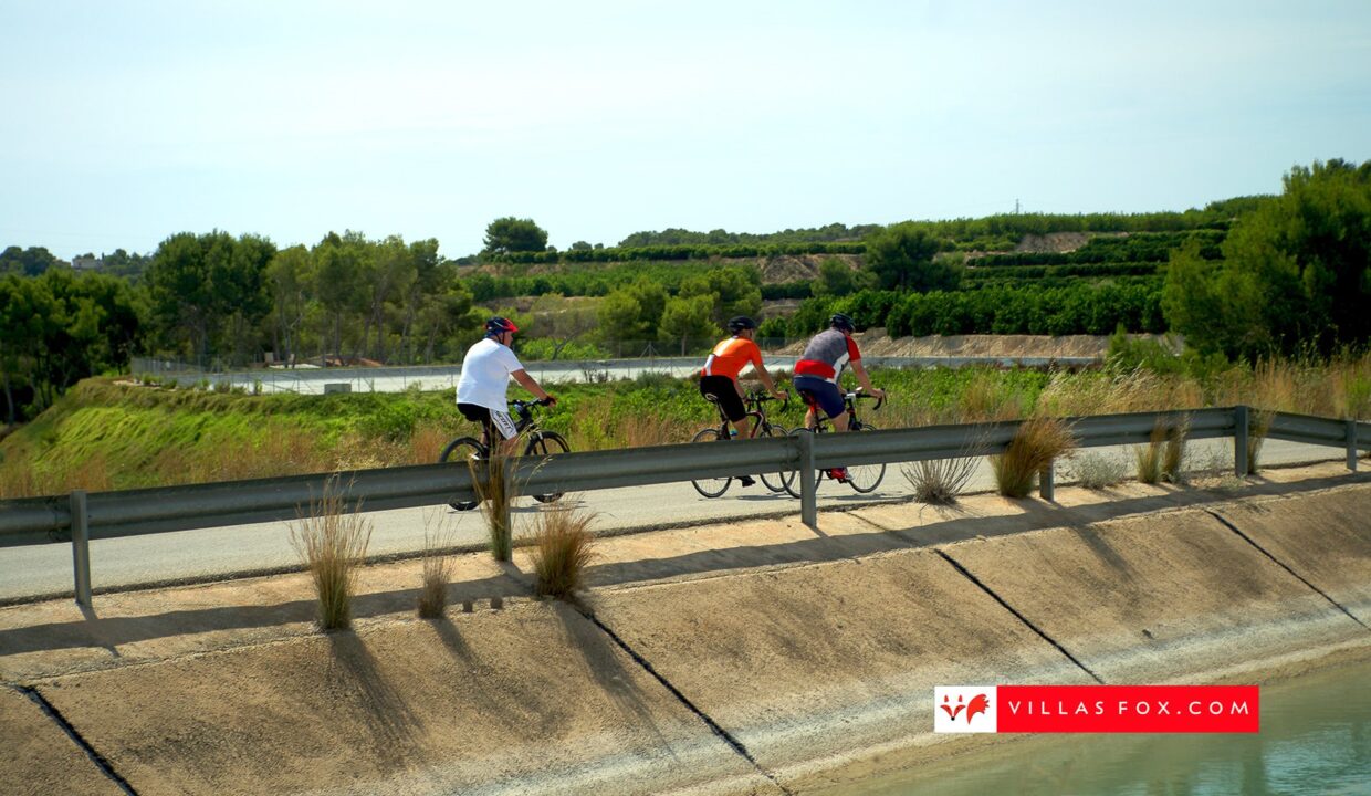 1340_33-cyclists_canal_san_miguel_villamartin